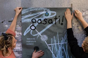 Ragazzi attaccano poster Ragazzi attaccano poster